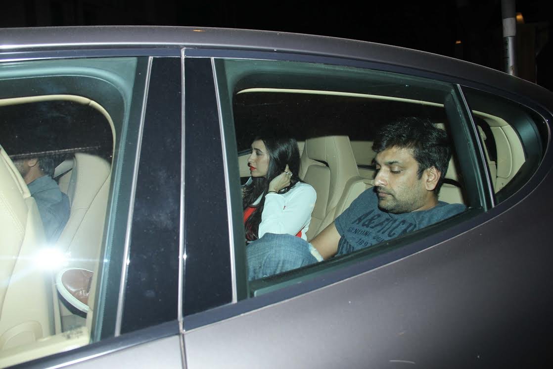 इस फैमिली मीटिंग में करिश्मा कपूर भी बॉयफ्रेंड संदीप तोषनीवाल के साथ पहुंची थीं।