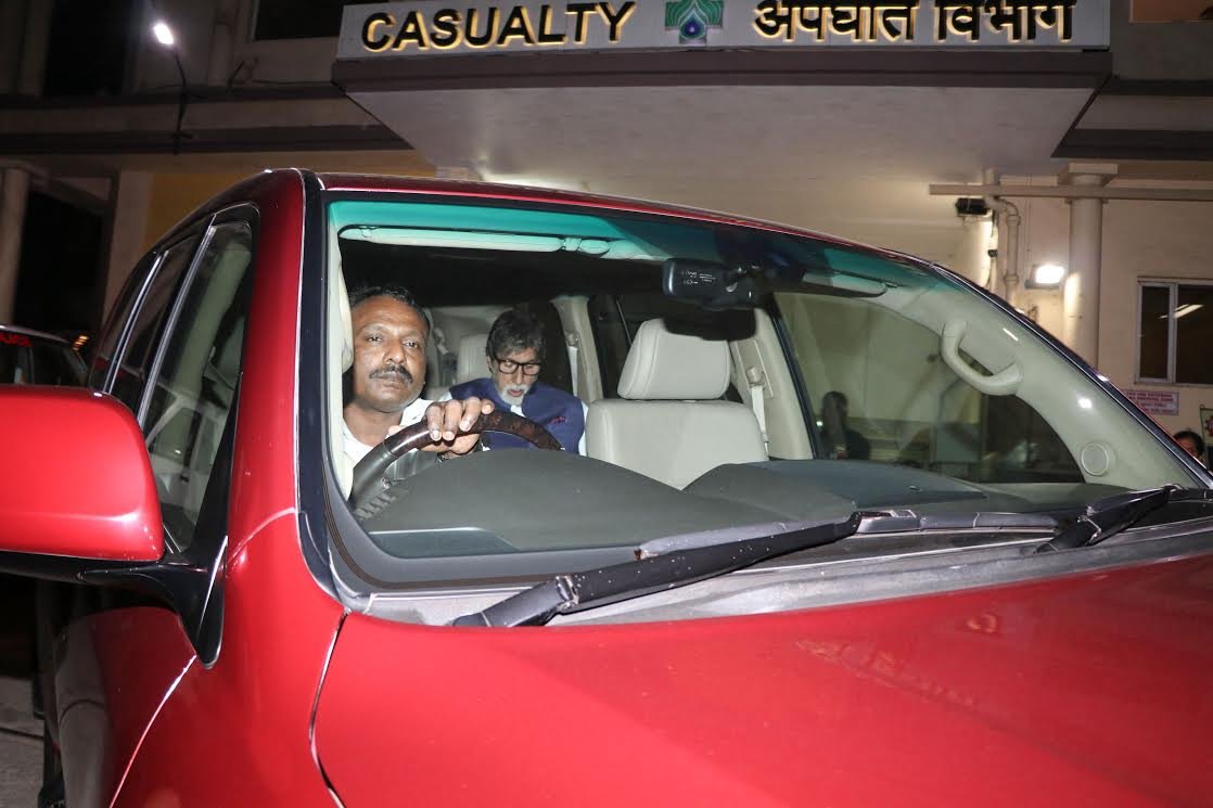 अस्पताल से बाहर निकलते हुए अमिताभ बच्चन।