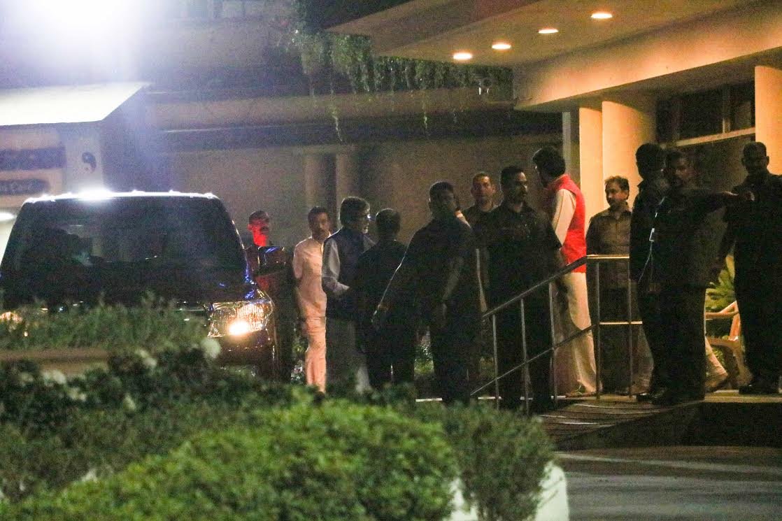 बच्चन परिवार देर रात अस्पताल पहुंचा और ऐश्वर्या के पिता से मुलाकात की।