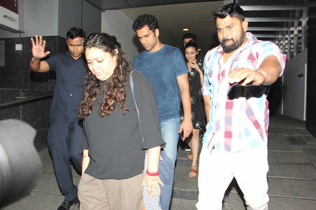 करण और आलिया डिनर के लिए बाहर गए हुए थे। वहां से उन्होंने बच्चों से मुलाकात करने का मन बनाया।