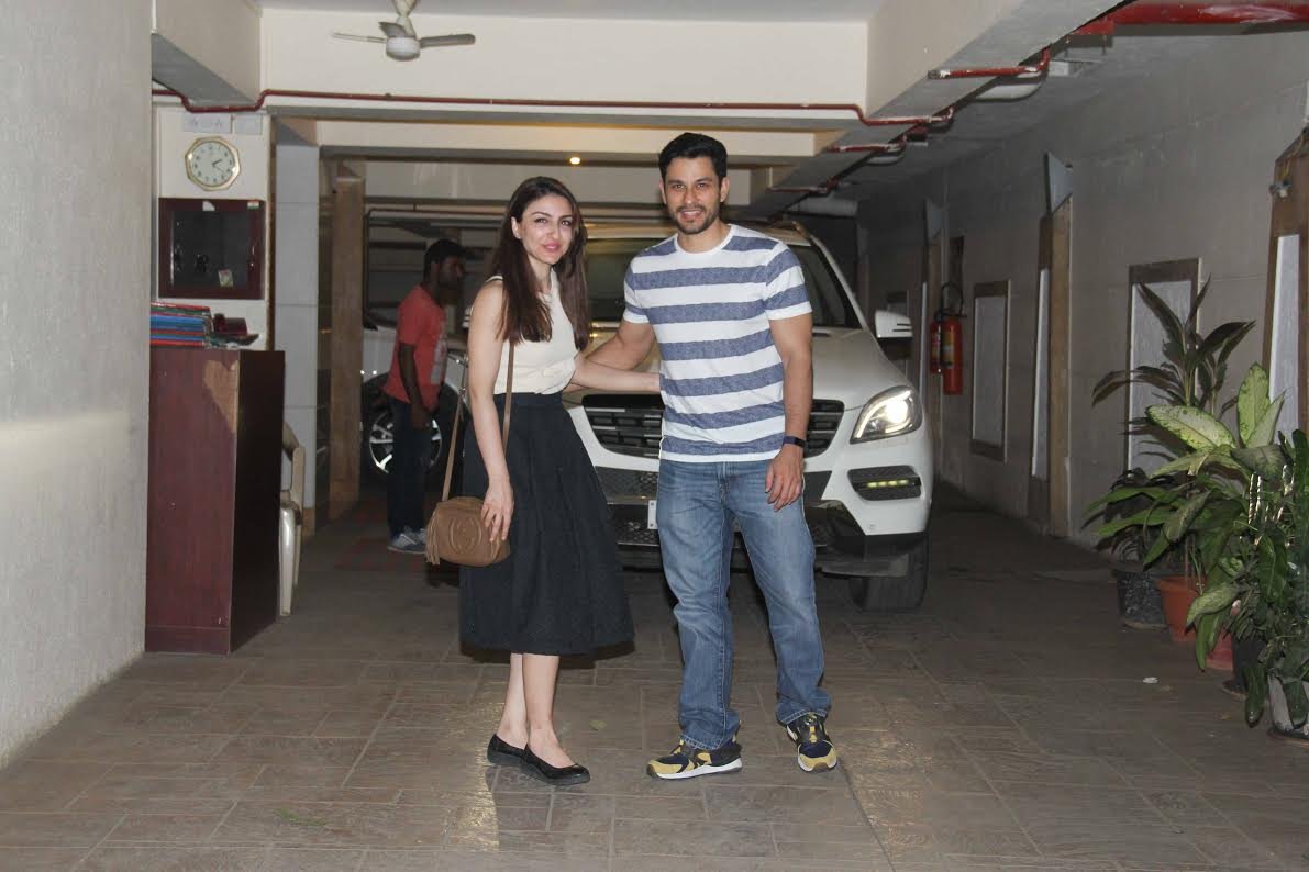 घर के बाहर तस्वीर खिंचवाते सोहा अली खान और कुणाल खेमू। यहां मलाइका अरोड़ा खान और अमृता अरोड़ा भी मौजूद थे।