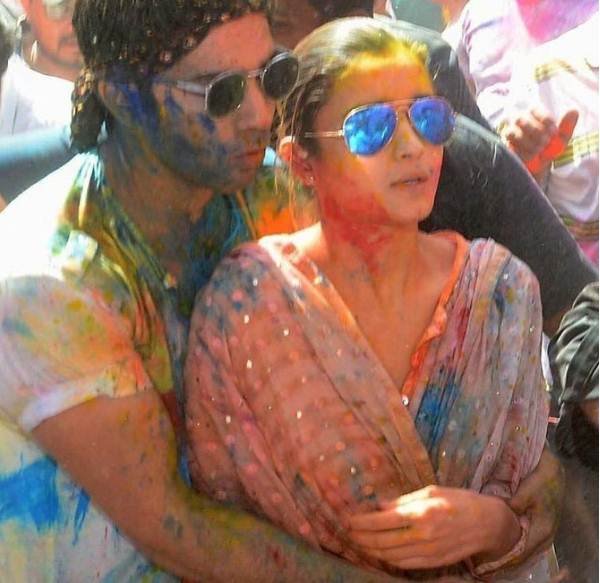 वरुण और आलिया अच्छे दोस्त हैं। दोनों की केमिस्ट्री पर्दे पर भी शानदार दिखती है।