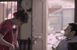 कपड़ों के अंदर झांक रहे बॉस को लड़की ने सिखाया सबक, इंटरनेट पर खूब शेयर हो रहा है ये वीडियो