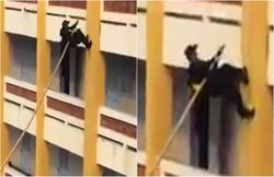 सिर्फ एक बांस के सहारे इमारत पर चढ़ गए जवान, 3 करोड़ से ज्यादा बार देखा गया वीडियो