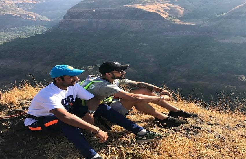 भारत की तरफ से बॉर्डर-गावस्कर सीरीज में चेतेश्नवर पुजारा ने सबसे ज्यादा 405 रन बनाए थे।