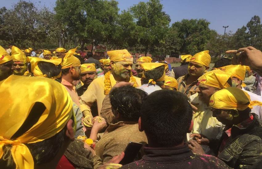 holi, holi celebrations, holi photos, holi pics, holi celebration photos, holi pictures, arvind kejriwal holi, govinda holi, shivraj singh chauhan holi, kailash kher holi, tejpratap yadav holi, mukhtar abbad naqvi holi, holi news