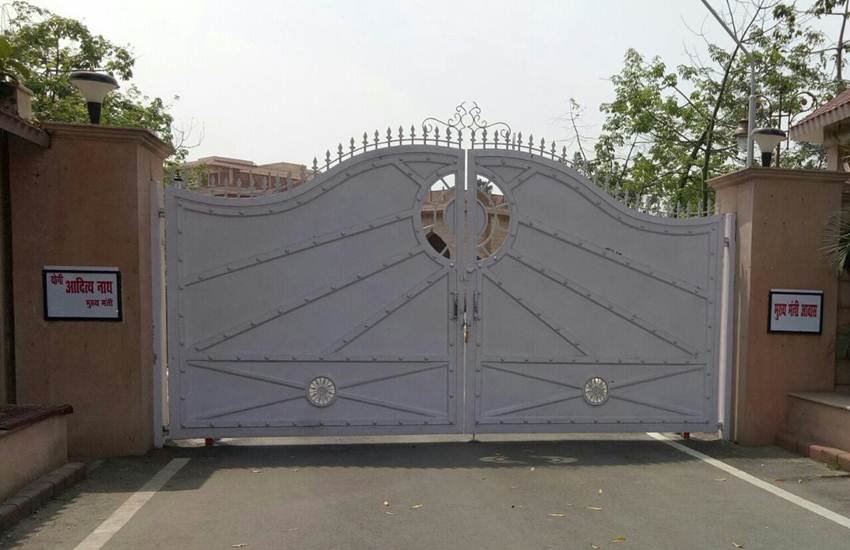 यूपी सीएम योगी आदित्य नाथ के ङर के बाहर लगी नेम प्लेट बदली। (Photo Source: Twitter)