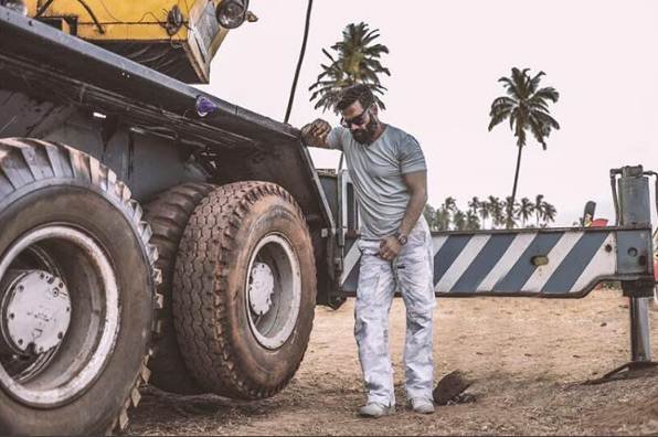 एक्टर सुनील शेट्टी को उनकी फिटनेस के लिए जाना जाता है। वह एक बार फिर छोटे पर्दे पर कमबैक करने वाले है। बता दें कि सुनील एंड टीवी पर जल्द ही इंडियाज असली चैंपियन होस्ट करते दिखाई देंगे।