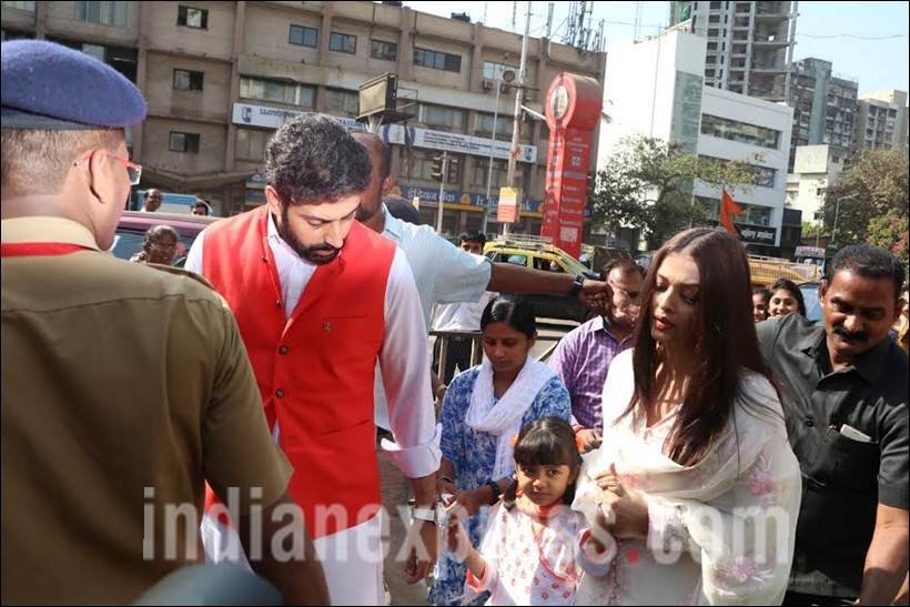 ऐश्वर्या राय बच्चन और अभिषेक बच्चन ने शादी के दस साल पूरे कर लिए हैं। 19 अप्रैल को उनकी शादी की सालगिरह थी। इस मौके पर वह अपनी बेटी के साथ सिद्धिविनायक मंदिर पहुंचे।