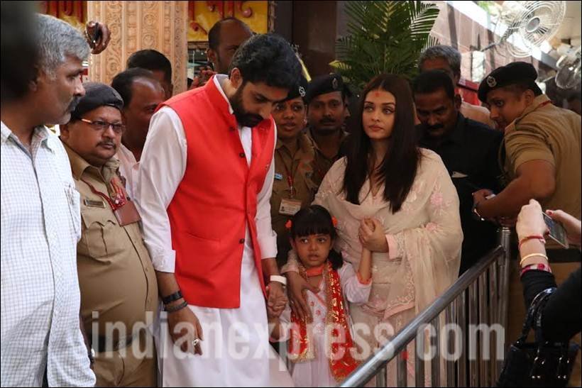 ऐश्वर्या और आराध्या पूरे टाइम साथ-साथ रहे और अभिषेक भी बार-बार चेक करते रहे कि दोनों को कोई परेशानी तो नहीं हो रही।