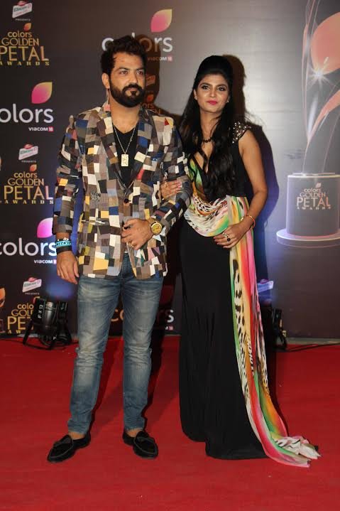 बिग बॉस 10 के चर्चित कंटेस्टेंट मनु पंजाबी अपनी मंगेतर प्रियंका के साथ वहां पहुंचे।