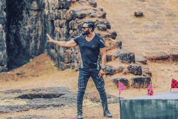 कुछ समय पहले सुनील शेट्टी ने एक फोटोशूट करवाया था। इस फोटोशूट में उनका लुक बेहद अलग और यंग नजर आ रहा था।