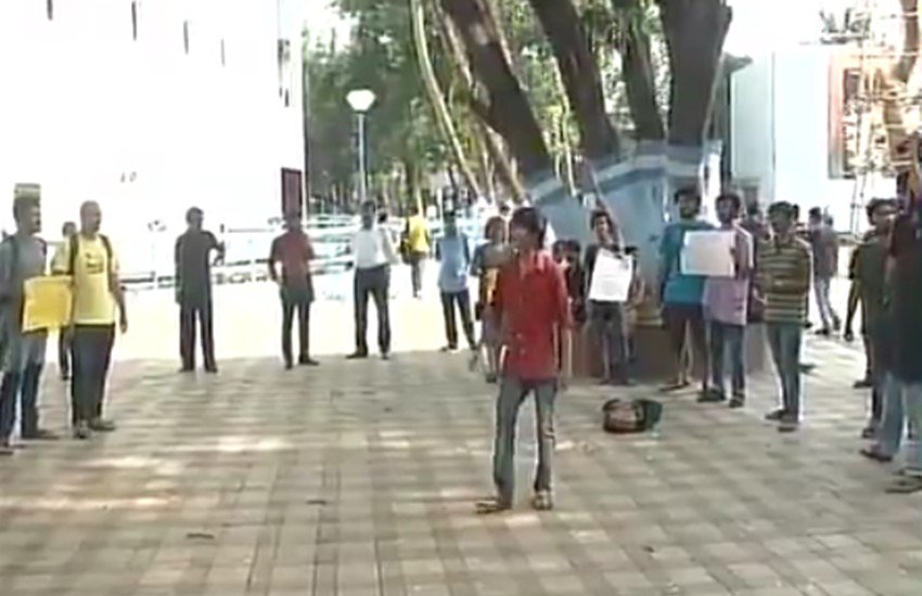 यूनिवर्सिटी कैम्पस में नारेबाजी करते छात्र। ( Photo Source: ANI Video)