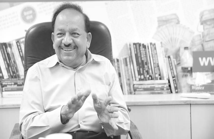 डॉ हर्षवर्धन चर्चा के दौरान।