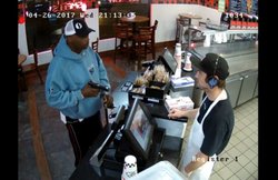 वीडियो: लुटेरे ने सामने तान दी बंदूक लेकिन जरा नहीं घबराया यह कैशियर, शख्स के रिएक्शन हो रहे वायरल