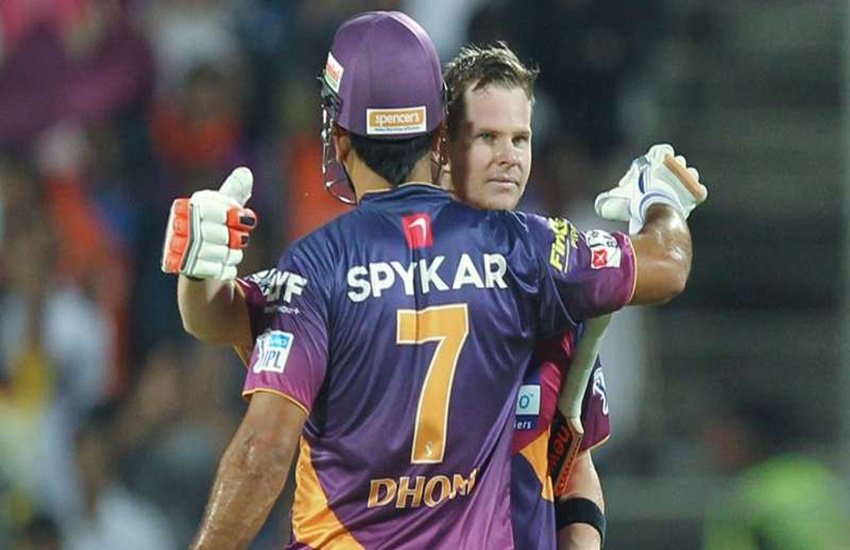 Steve Smith, MS Dhoni, discuss, last over, strategy, against, Mumbai Indians