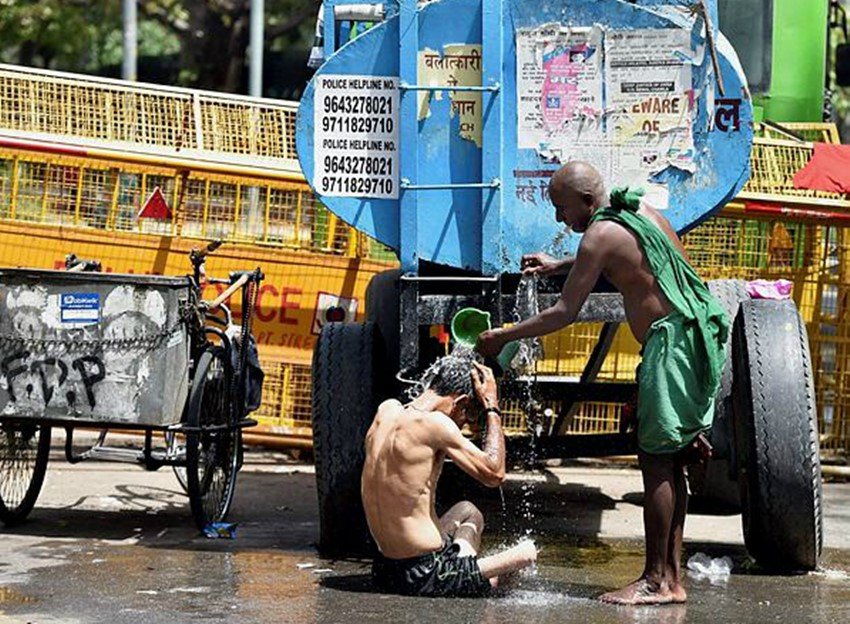 tamil nadu farmers, farmers protest, farmers protest in delhi, prime minister, narendra modi, pm modi, farmers PMO, farmers protest photos, tamil nadu, tamil nadu farmers protesters, palanisami, farmers protest, jantar mantar, farmers loan waivers, farmers protested naked, farmers eat mouse, modi govt, central govt, jansatta