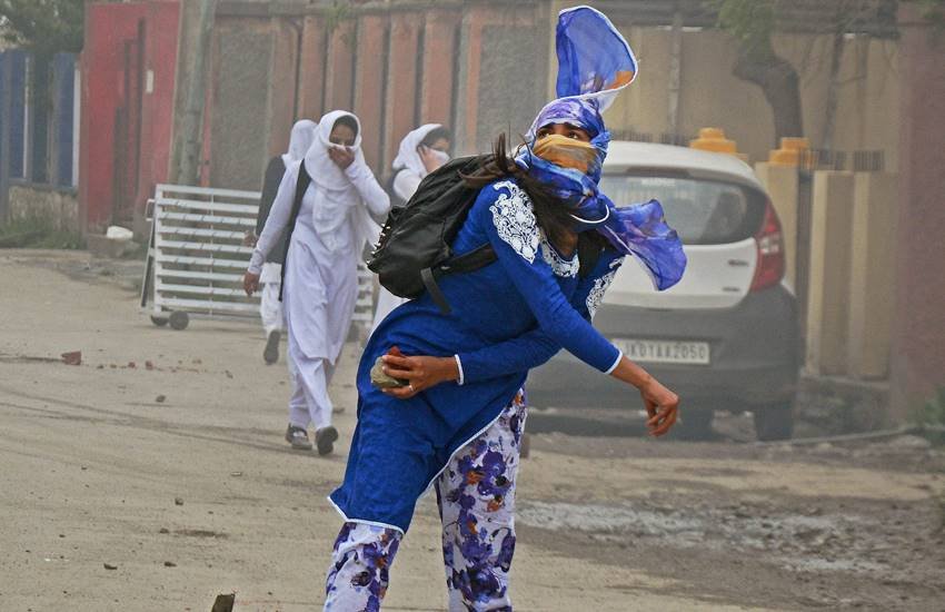 Kashmir Violence, Stone pelters, Stone Pelting, Kashmir Stone Pelting, women police battalion Kashmir, J&K Police