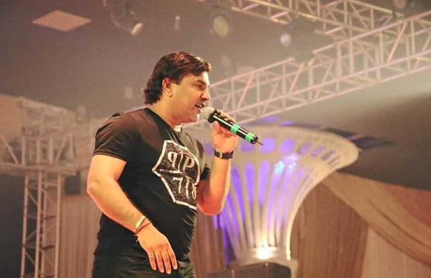 गुजराती लोक गायक कीर्तिदान गढ़वी (Facebook Photo) गुजराती लोक गायक कीर्तिदान गढ़वी (Facebook Photo)