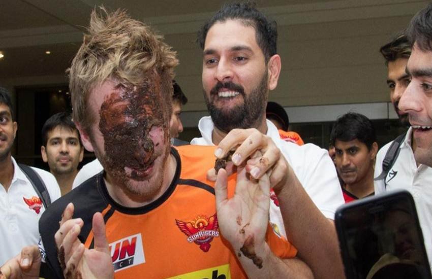 Sunrisers Hyderabad, celebrate, IPL, win, Delhi Daredevils, cake