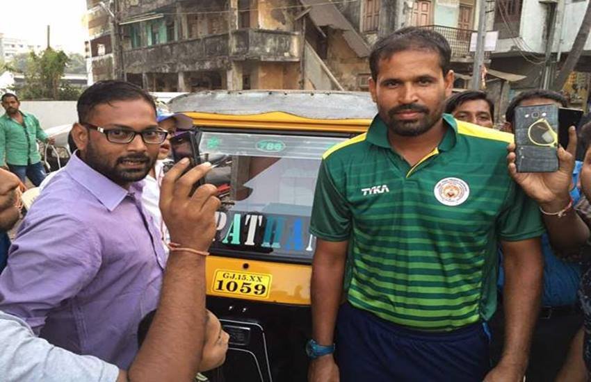 अपने फेवरेट क्रिकेटर यूसुफ पठान के साथ गुजरात के जावेद शाह। 
Photo credit-crictracker.com 