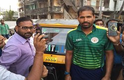 ये हैं यूसुफ पठान के ‘जबरा फैन’, सेंचुरी मारने पर ग्राहकों को फ्री कराते हैं अपने अॉटो में सवारी