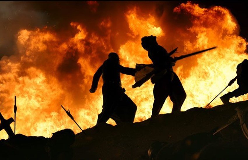 सिनेमाघरों के बाहर लंबी कतारें हैं लेकिन बावजूद इसके अगले कई दिनों तक टिकटें मिलने की कोई उम्मीद नहीं है। टिकटों की कीमतें इस हद तक बढ़ा दी गई हैं कि थिएटर मालिकों की जहां "बल्ले-बल्ले" हो गई है वहीं लोगों के लिए टिकटें खरीदना मुश्किल हो रहा है।