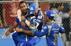 IPL 2017: कमेंटेटर संजय मांजरेकर पर भड़के कीरोन पोलार्ड, कहा- तुम्हारे मुंह से जो निकलता है वो सही है?