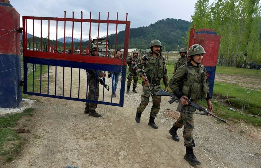 कुपवाड़ा जिले में पंजगाम सैन्य शिविर के आसपास छह गांवों में तलाशी अभियान फिर से शुरू कर दी गई है। (PTI)