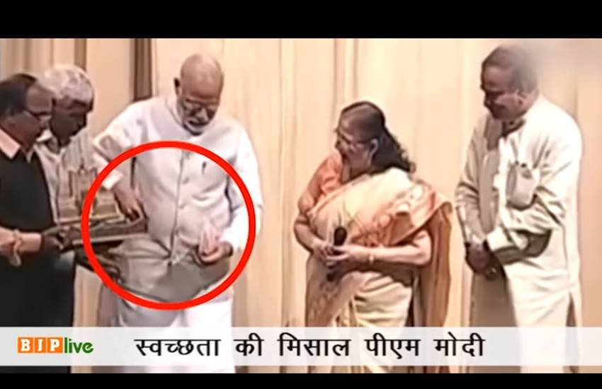 Narendra Modi Cleanliness, Narendra Modi book Launch, Narendra Modi Cleaning, Narendra Modi Book launch, Sumitra Mahajan Book, Matoshri, Narendra Modi Gesture, Narendra Modi Inspiration, Ribbon, Clean India Message, Hindi News, Narendra Modi Video, Narendra Modi Best Video, Viral News in Hindi