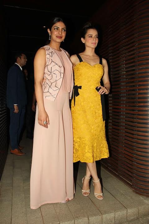 दोस्ती वाला मोमेंट, जब दो एक्ट्रेसेज ने मिलकर किया पोज।