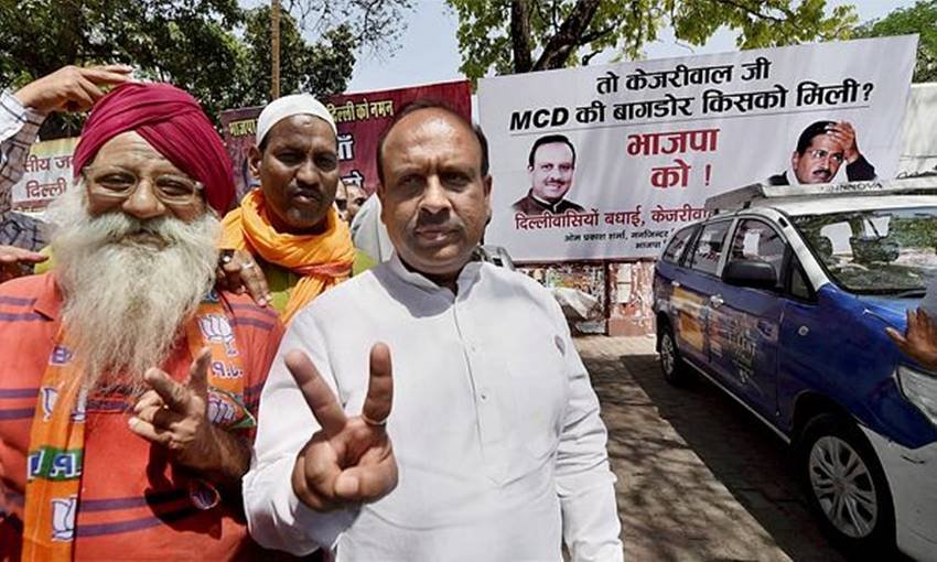 बीजेपी के विधायक विजेंद्र गुप्ता एमसीडी चुनाव में बीजेपी की जीते के बाद विजयी मुद्रा में।
