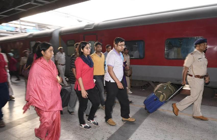 रेलवे ने हाल में ही ऐसे 983 रेलवे स्टेशनों की पहचान की है, जहां निर्भया कोष के उपयोग से सीसीटीवी कैमरे लगाये जाएंगे। रेलवे ने हाल में ही ऐसे 983 रेलवे स्टेशनों की पहचान की है, जहां निर्भया कोष के उपयोग से सीसीटीवी कैमरे लगाये जाएंगे।