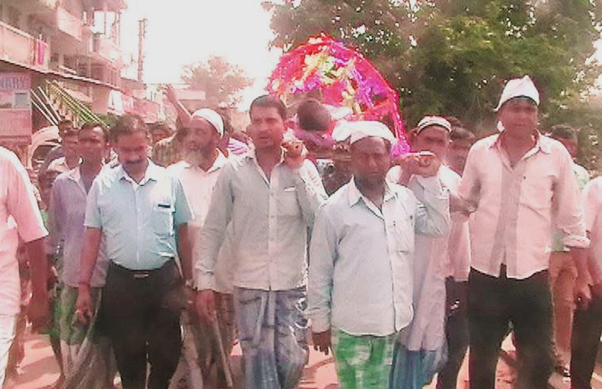 Muslim, neighbours, cremate, Hindu, family, son, rites