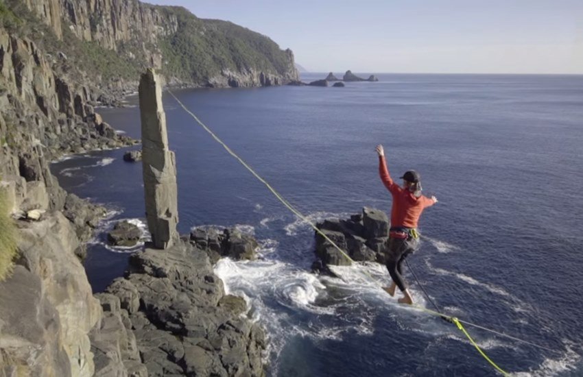 वीडियो में लुकास रस्सी के एक छोर से दूसरे छोर पर चल रहे हैं।