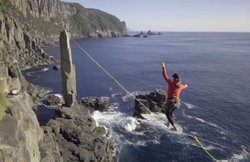 वीडियो: गहरे समुद्र और पहाड़ों के बीच 1300 फीट की ऊंचाई पर रस्सी पर चला यह शख्स