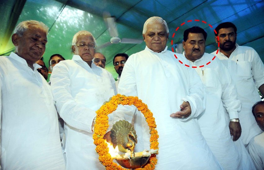 राजद के एक कार्यक्रम में लालू यादव और अन्य नेताओं के साथ रघुनाथ झा। (फाइल फोटो)