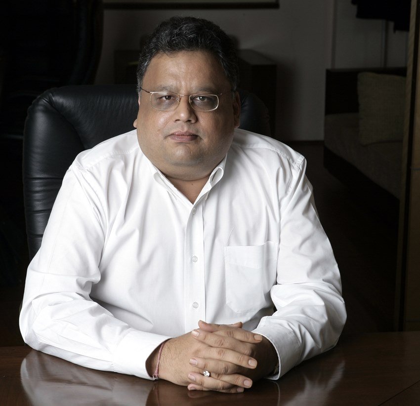 रोकेश झुनझुनवाला- रोकेश झुनझुनवाला को भारत का वारेन बफे भी कहा जाता है। असेट मैनेजमेंट कंपनी रेयर इंटरप्राइस के मालिक रोकेश झुनझुनवाला एक एस इंवेस्टर हैं। झुनझुनवाला ने अपने कॉलेज के दिनों में ही स्टॉक मार्केट में इंवेस्ट करना शूरू कर दिया था। वहीं 2016 में जब उनके परिवार का नेट वर्थ 10,000 करोड़ रुपये हुआ तो उन्होंने अपनी आमदनी का 25% दान करने की घोषणा की थी। (Source: Express Archive)