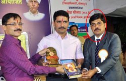 पेंशन वाले साहब: शराब की लत से पिता की मौत, मां के साथ बेचता था चूड़ियां, लकवा और हालात से लड़कर बना IAS