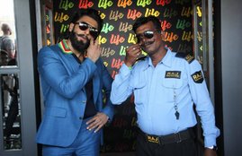 Ranveer Singh, Ranveer Singh security guard, Ranveer Singh spotted, Ranveer singh pics, ranveer singh crazy pics, Aamir Khan meets his Dangal team, aamir khan with onscreen daughters, Aamir khan Fatima Sana Shaikh Sanya Malhotra, Aamir Khan Kiran Rao, Dangal cast pics, Aamir Khan with Dangal stars pics, Fatima Sana Shaikh and Sanya Malhotra pics
