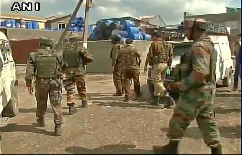 Srinagar, Army, Attack, PM narendra modi, Army convoy, Terrorist, Firing, cordoned off, Jammu and Kashmir, Breaking news, Latest news, Hindi news