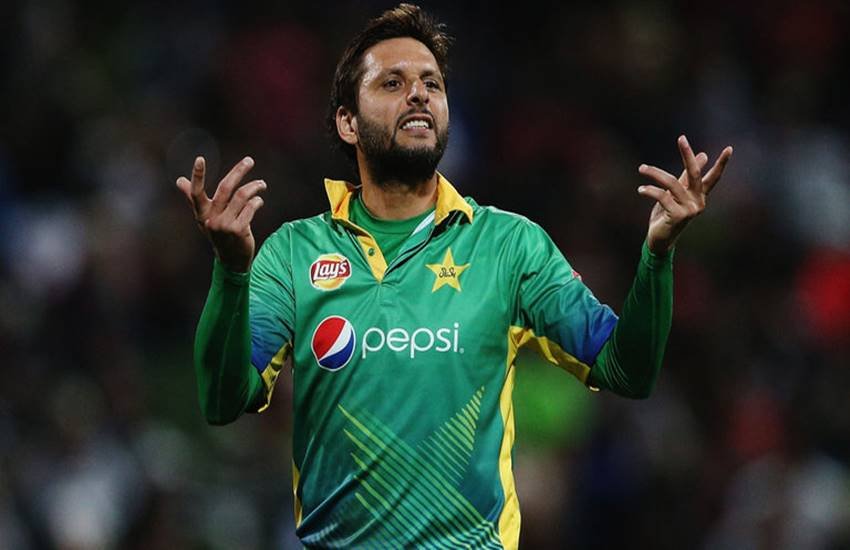 Team India, Virat Kohli, Shahid Afridi, Team India Facilitates Shahid Afridi, Indian Cricket Team Recognises Shahid Afridi Contribution to Cricket, India vs Pakistan Cricket Matches, Cricket News, Sports News, Former Pakistan All-Rounder Shahid Afridi, Team India Gift Jersey To Shahid Afridi