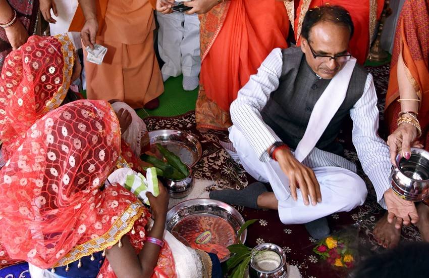 Shivraj Singh Chouhan, Mukhyamantri Kanyadaan Yojna, Smartphone, Dulhan, Wedding schemes, Wedding Schemes in Madhya Pradesh Shivraj Singh Chouhan, Mukhyamantri Kanyadaan Yojna, Smartphone, Dulhan, Wedding schemes, Wedding Schemes in Madhya Pradesh