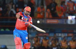 IPL 2017: आईपीएल में सबसे ज्यादा रन बनाने वाले बल्लेबाज बने सुरेश रैना, विराट कोहली को छोड़ा पीछे