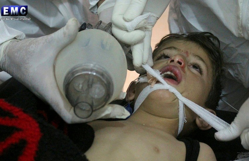 सीरिया में काम कर रहे संगठन ने केमिकल हमले का दावा किया है। (Edlib Media Center, via AP)