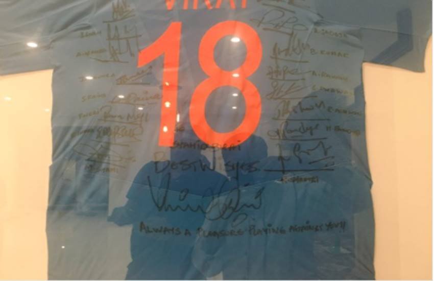 भारतीय क्रिकेट टीम ने ​कप्तान विराट कोहली सहित अन्य सभी खिलाड़ियों के हस्ताक्षर वाली जर्सी शाहिद अफरीदी को गिफ्ट किया है।(Photo: Twitter)