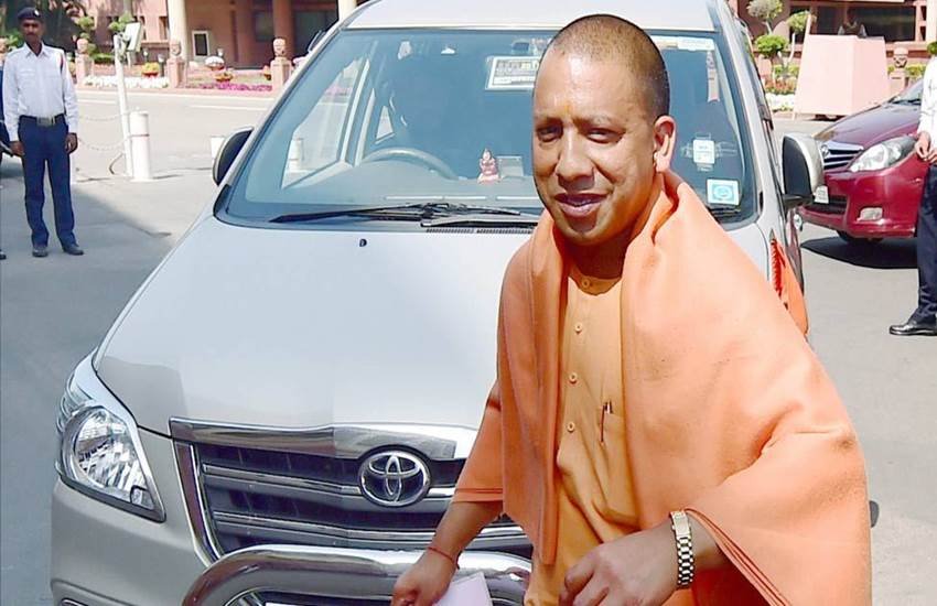 यूपी के सीएम योगी आदित्य नाथ अधिकारियों के साथ बैठक करते हुए। (फोटो- फेसबुक)