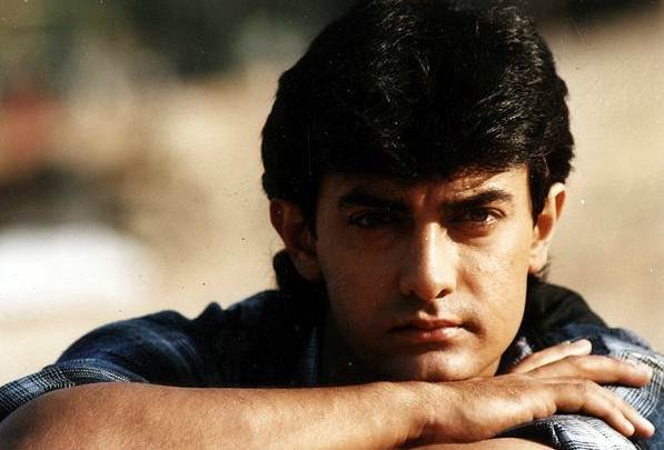 पहली पत्नी रीना दत्त के साथ आमिर खान का रिश्ता परेशानियों से भरा रहा। दोनों ने 18 अप्रैल 1986 में शादी की थी। कहा जाता है कि अपने करियर की वजह से उन्होंने अपनी शादी की बात छिपाई थी। हालांकि आमिर हमेशा अपने रिश्तों को लेकर खुलकर बात करते आए हैं। एक बार उन्होंने खुद ये माना था कि रीना को प्रपोज करने के लिए उन्हें अपने 21वें बर्थडे का इंतजार था।