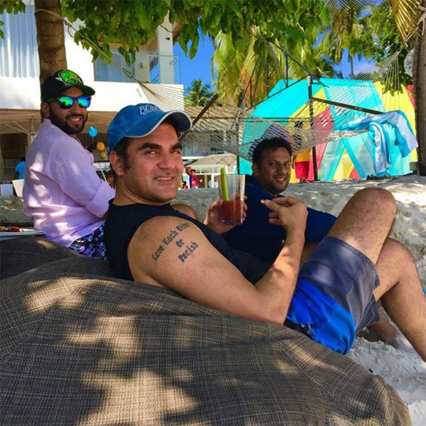 मलाइका से अपने तलाक को लेकर चल रहे विवाद के बावजूद अरबाज खान मालदीव में मस्ती के मूड में दिखाई दे रहे हैं।