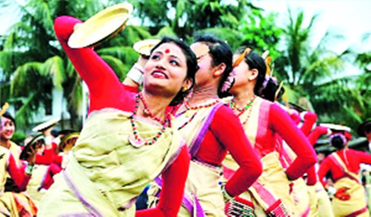 लोक नृत्य करती महिलाएं।
